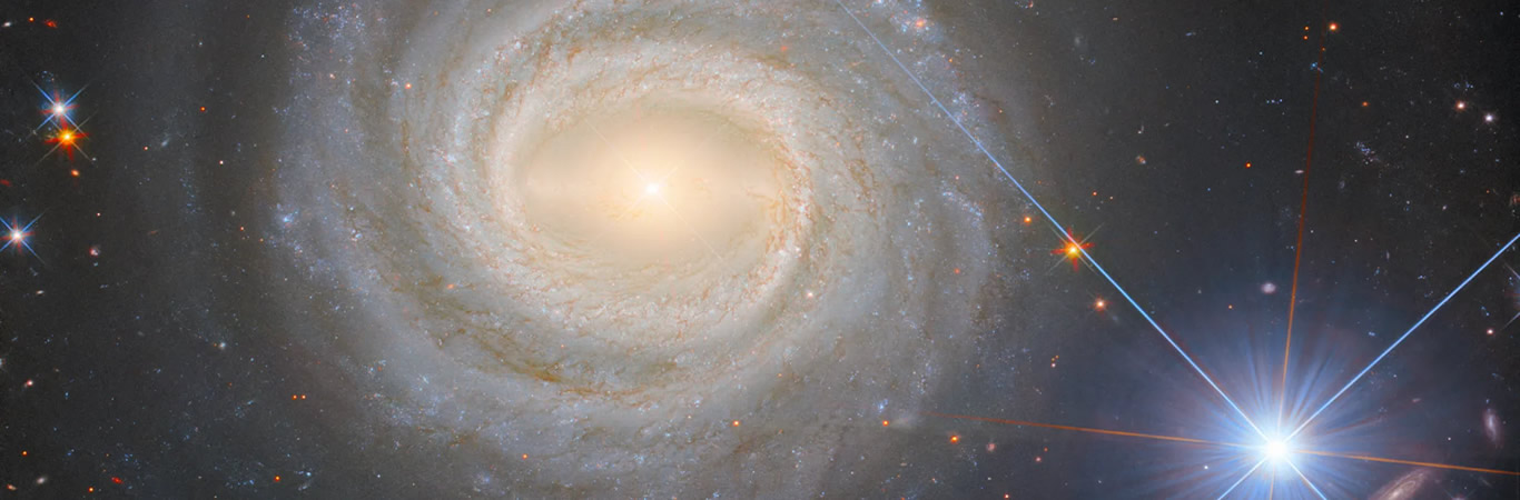  El Hubble Captura un Brillante Dúo Galáctico Estelar