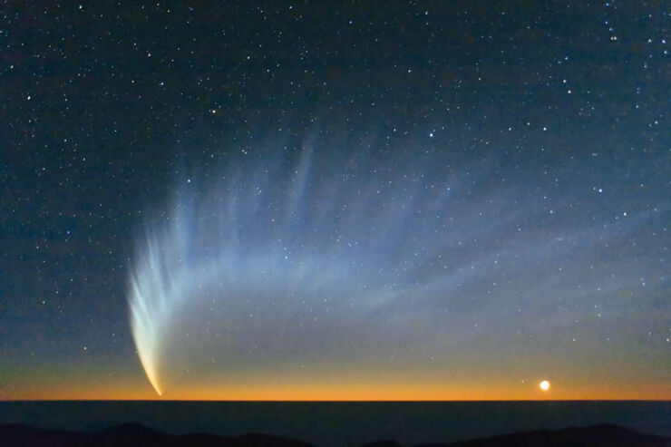 El cometa McNaught sobre el océano Pacífico