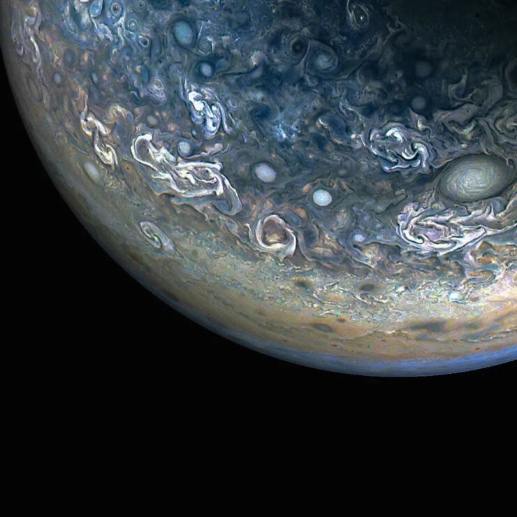 La Misión Juno Captura las Coloridas y Caóticas Nubes de Júpiter