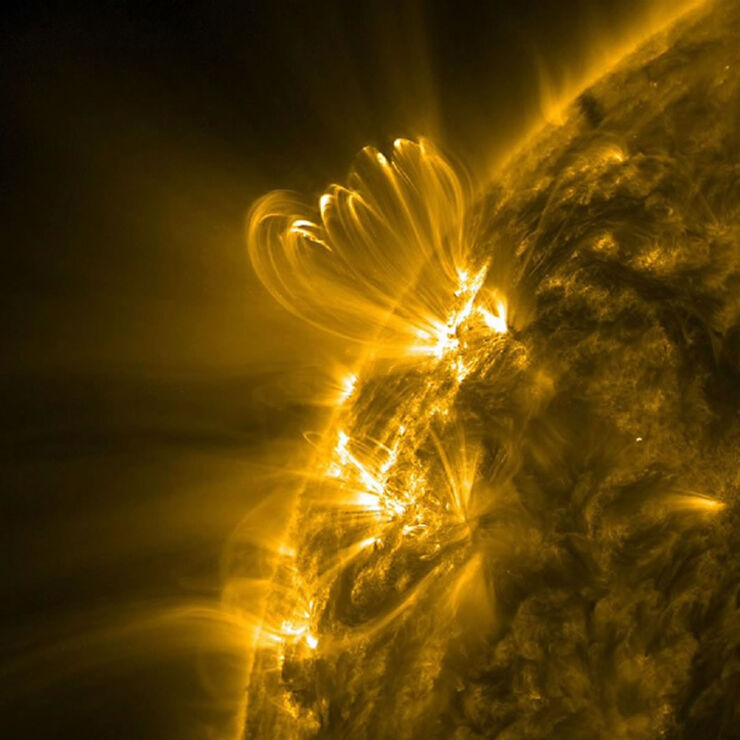 El Observatorio SDO Observa Bucles Coronales Que Preceden Grandes Llamaradas