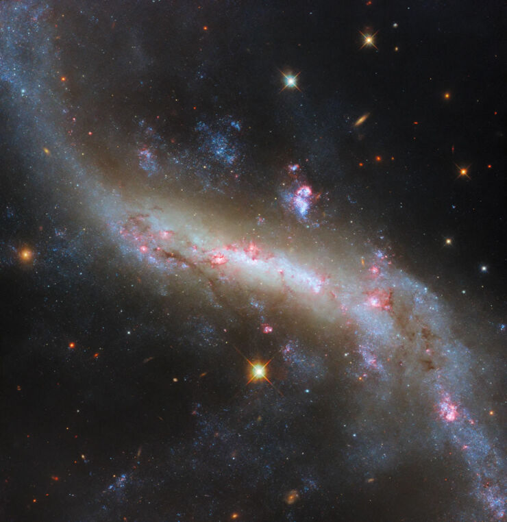 El Hubble Observa las Luces de una Barra Galáctica