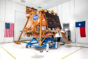 El módulo de aterrizaje Blue Ghost Mission One de Firefly Aerospace, que se ve aquí, llevará 10 instrumentos científicos y tecnológicos de la NASA al lado visible de la Luna cuando se lance desde el Centro Espacial Kennedy de la NASA en Florida en un cohete Falcon 9 de SpaceX, como parte de la iniciativa CLPS (Servicios de carga lunar comercial) de la NASA y la campaña Artemis.