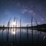 Meteoro de las Líridas sobre un lago