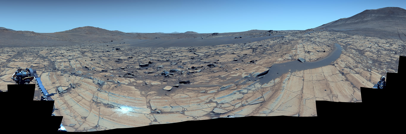 Imagen panorámica de Marte tomada por Perseverance donde se puede apreciar un cielo marciano notablemente claro y azul.