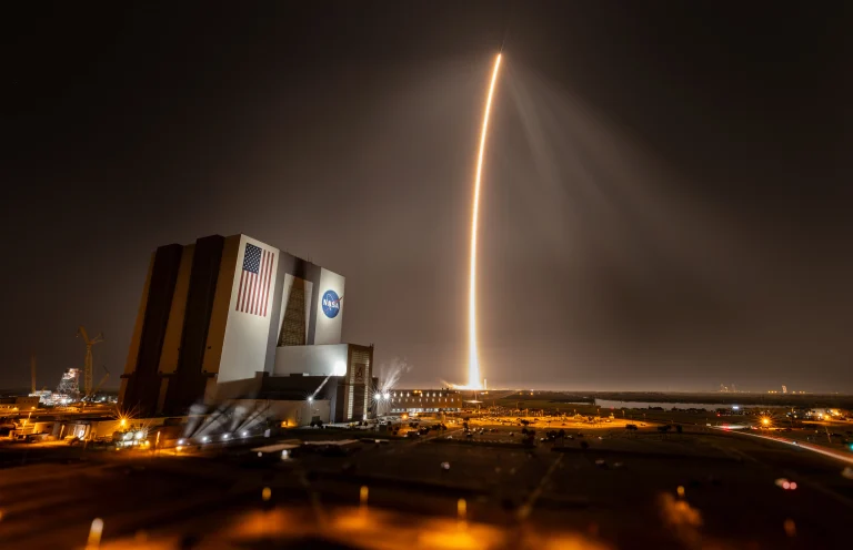 Creando una estela dorada en el cielo nocturno, un cohete Falcon 9 de SpaceX que transporta el módulo de aterrizaje lunar Nova-C (IM-2) de Intuitive Machines y el Lunar Trailblazer de la NASA se eleva hacia arriba después del despegue desde el Complejo de Lanzamiento 39A en el Centro Espacial Kennedy de la NASA en Florida el jueves 28 de Febrero a las 0:16 GMT.
