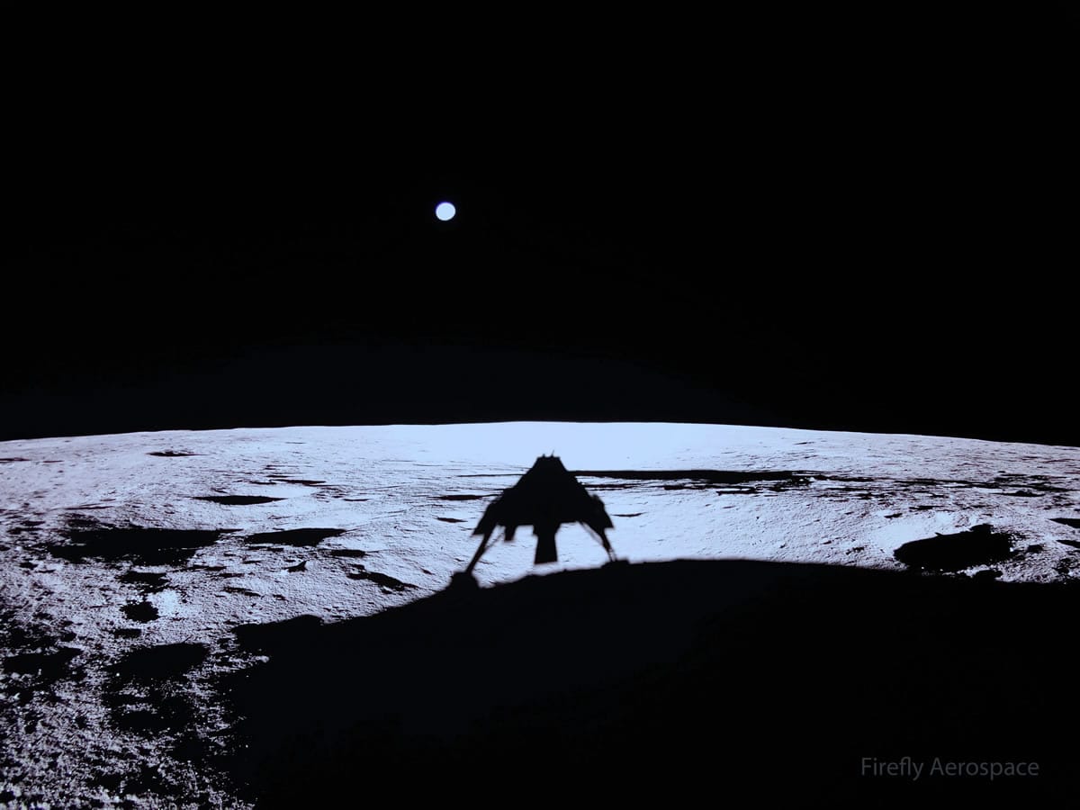 Esta imagen captada por Blue Ghost muestra su sombra en la superficie lunar y la Tierra en el horizonte.