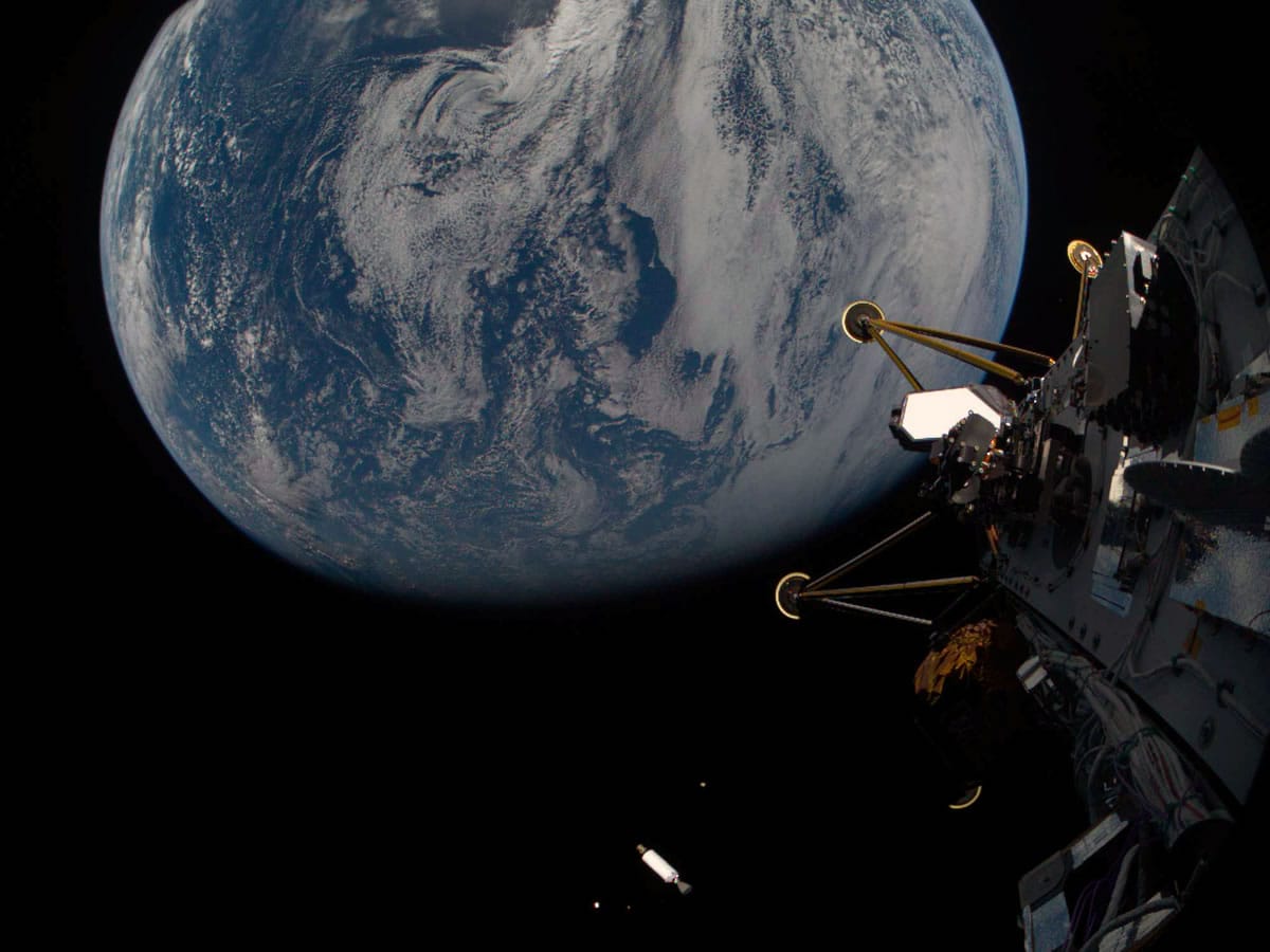 El módulo de aterrizaje lunar NOVA-C de Intuitive Machines se hizo un selfie con la Tierra de fondo poco después de la separación. Está programado para aterrizar el jueves 6 de marzo en Mons Mouton, una meseta en el Polo Sur de la Luna.