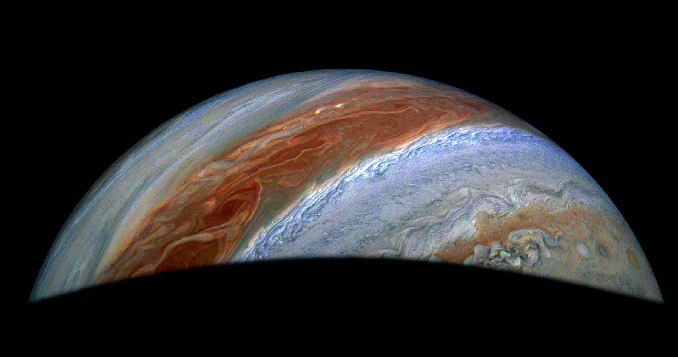 La Sonda Espacial Juno se Adentra Bajo la Superficie de Júpiter e Io 1 JunoCam, el generador de imágenes de luz visible a bordo de la nave espacial Juno de la NASA, capturó esta vista en color mejorado de las latitudes altas del norte de Júpiter desde una altitud de aproximadamente 58.000 kilómetros sobre las cimas de las nubes del planeta gigante durante el sobrevuelo número 69 de la nave espacial el 28 de enero de 2025.