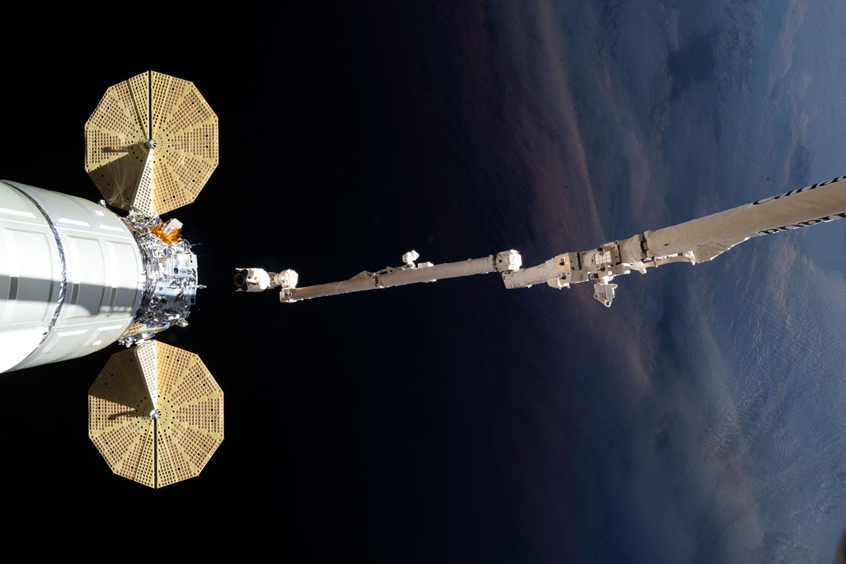 El brazo robótico Canadarm2 y la nave de carga Cygnus XL de Northrop Grumman instalada en el puerto orientado a la Tierra del módulo Unity de la ISS.
