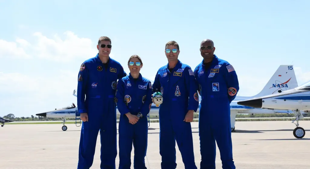 De izquierda a derecha, el especialista de misión de Artemis II Jeremy Hansen, de la CSA (Agencia Espacial Canadiense), la especialista de misión Christina Koch, el comandante Reid Wiseman y el piloto Victor Glover lleganron el viernes 27 de marzo de 2026 a la instalación de lanzamiento y aterrizaje del Centro Espacial Kennedy de la agencia en Florida, en preparación para el vuelo de prueba Artemis II.