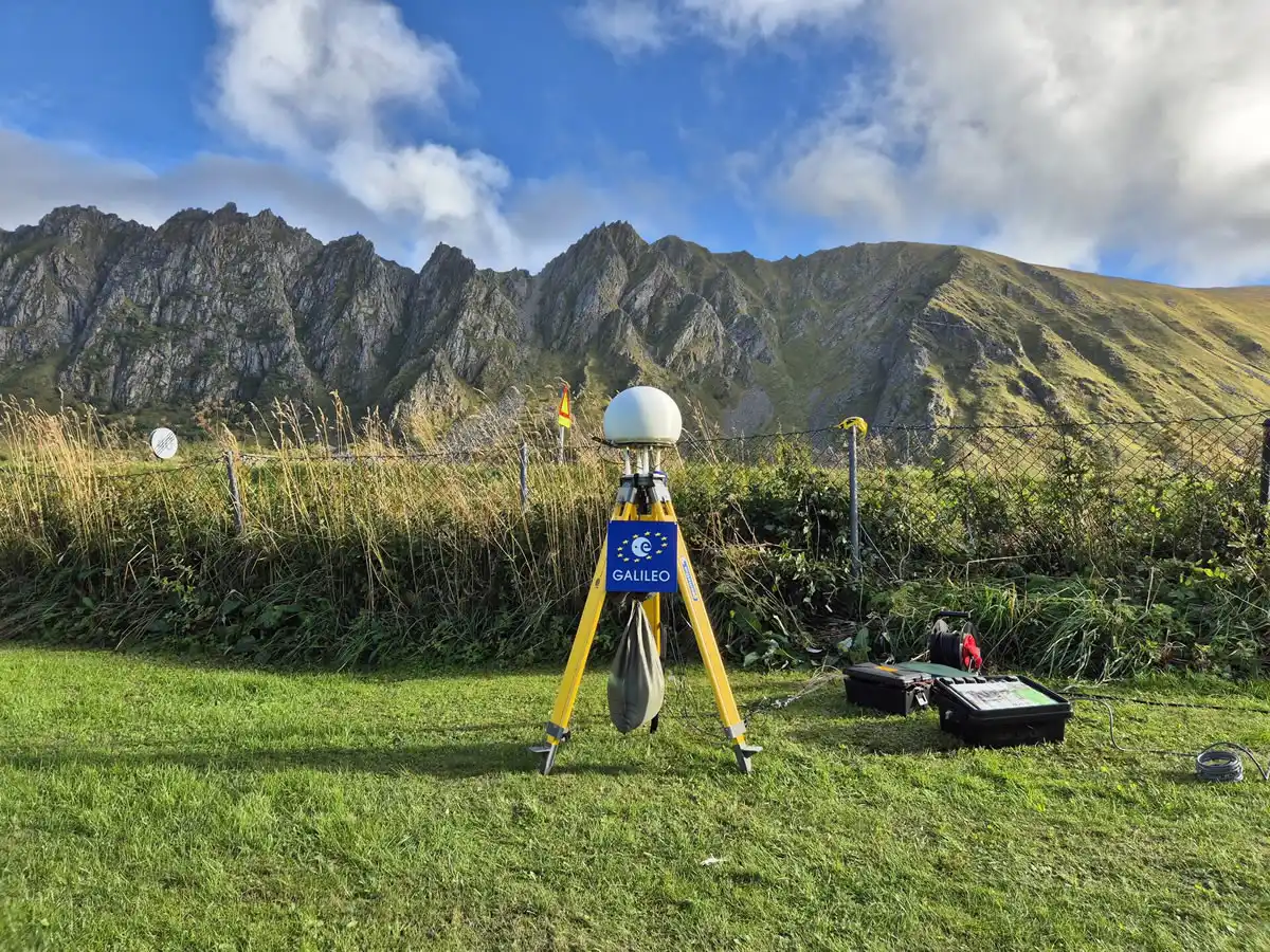 A diferencia de las antenas tradicionales, la lente Luneburg es una esfera que dobla y enfoca ondas de radio, similar a cómo una lente óptica concentra la luz.