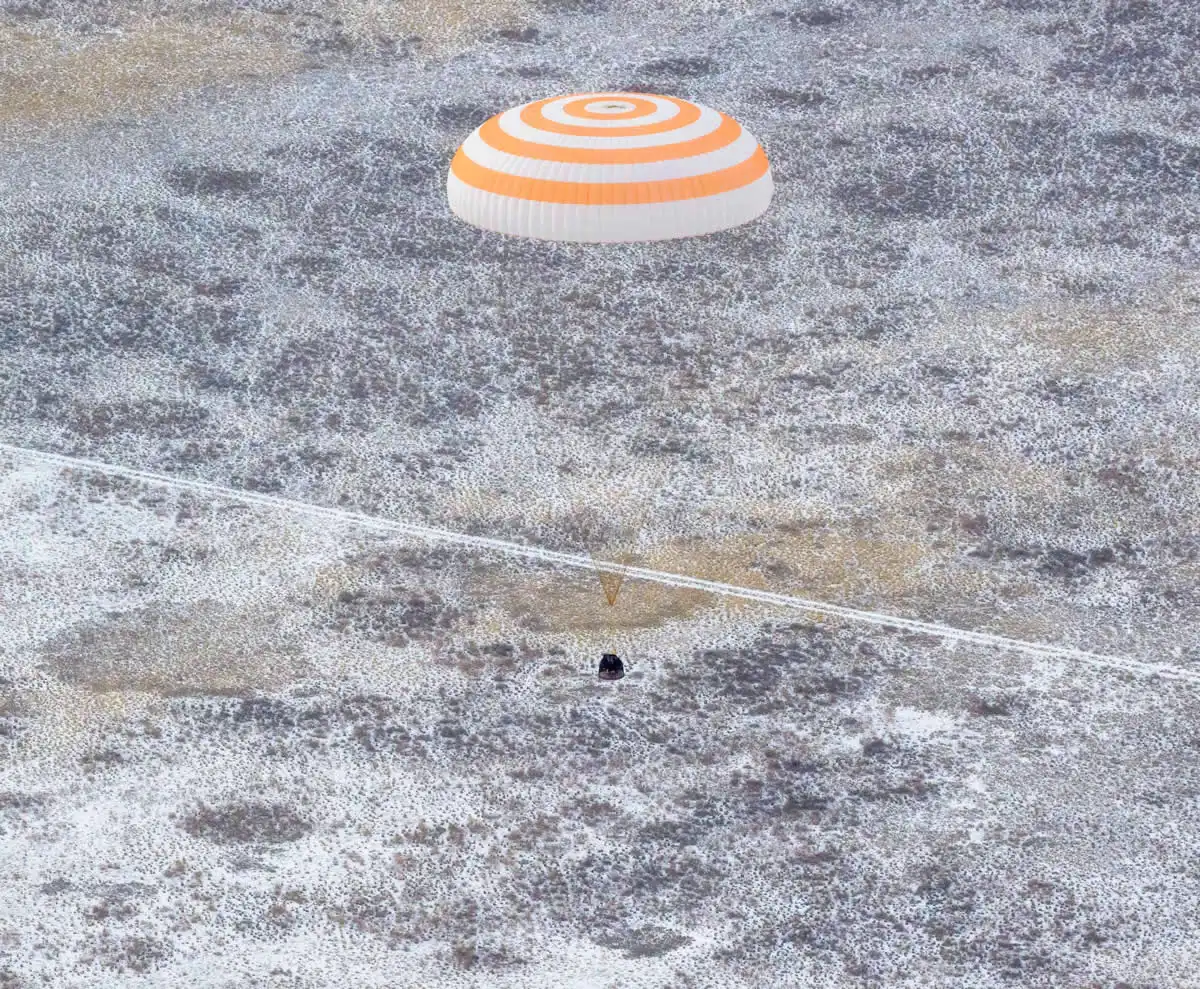 La nave Soyuz MS-27 aterrizó en una zona remota cerca de la localidad de Zhezkazgan, Kazajistán, con el astronauta de la NASA de la Expedición 73 Jonny Kim, y los cosmonautas de Roscosmos Sergey Ryzhikov y Alexey Zubritsky a bordo, el 9 de diciembre de 2025.