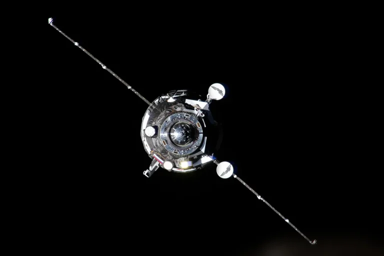 La nave de carga rusa Progress 94 se acopló con éxito a la Estación Espacial Internacional el 24 de marzo de 2026 a las 03:57 GMT.