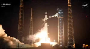 Lanzamiento del cohete Falcon 9 de SpaceX, con la cápsula Dragon y cuatro astronautas a bordo.