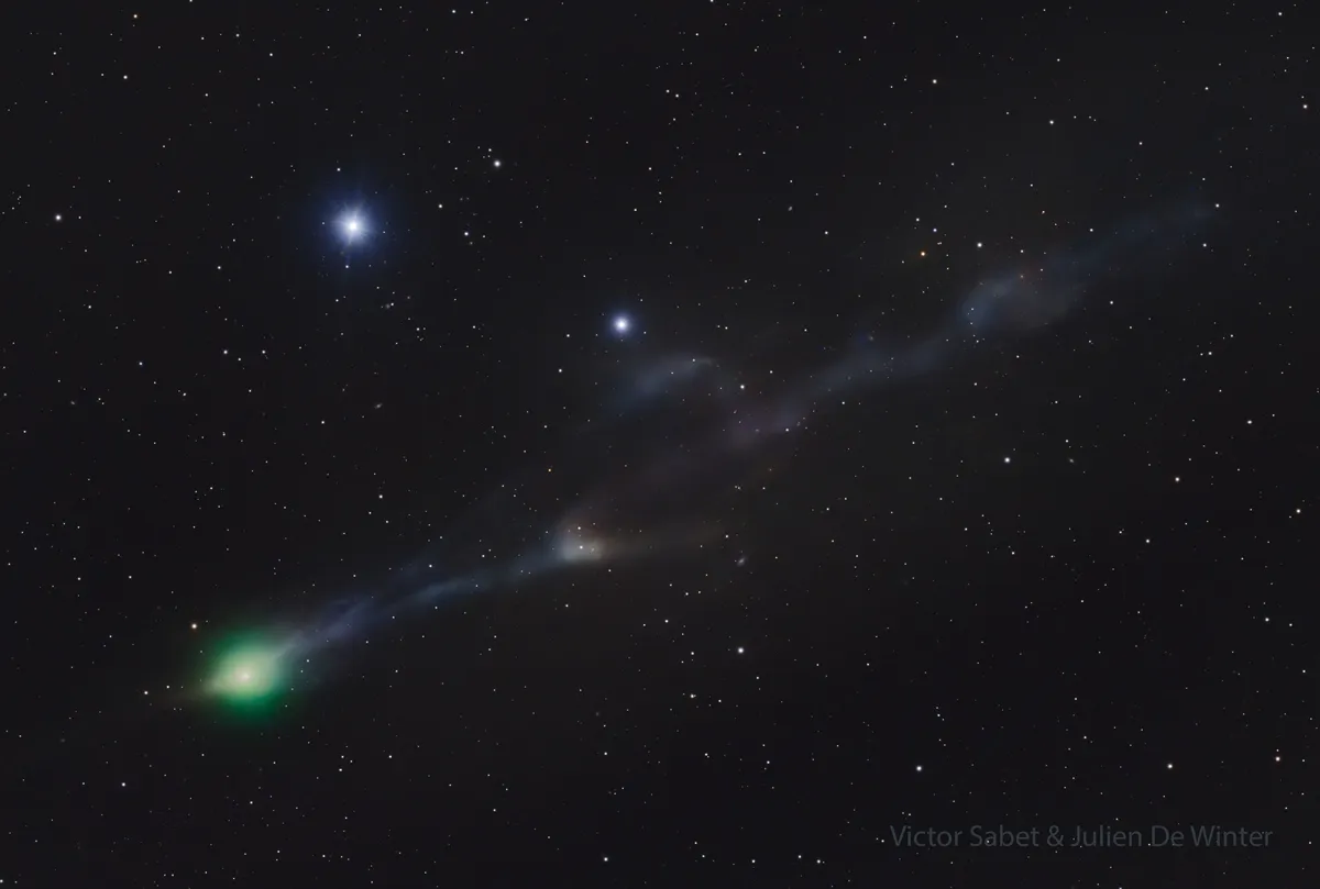 Esta imagen del cometa 3I/ATLAS captada por un telescopio terrestre revela una coma verde, una cola iónica azulada que serpentea mientras es desviada por el viento solar, y una ligera anti-cola, todos rasgos típicos de los cometas.