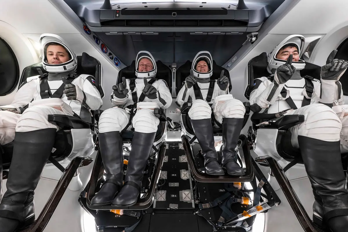 Los cuatro astronautas de la Crew-11 dentro de la cápsula Dragon.
