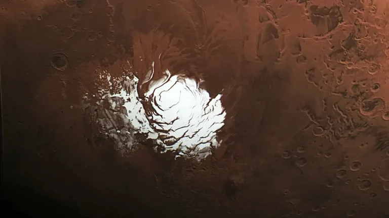 El orbitador Mars Express de la Agencia Espacial Europea capturó esta vista de la capa de hielo polar sur de Marte el 25 de febrero de 2015. Tres años después, la nave detectó una señal en la zona a la derecha de la capa de hielo que los científicos interpretaron como un lago subterráneo.
