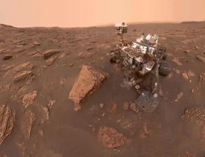 Un selfie del ​​​​rover Curiosity de la NASA tomado el 15 de junio de 2018, cuando una tormenta de polvo marciana redujo la luz solar y la visibilidad en la ubicación del rover en el Cráter Gale.