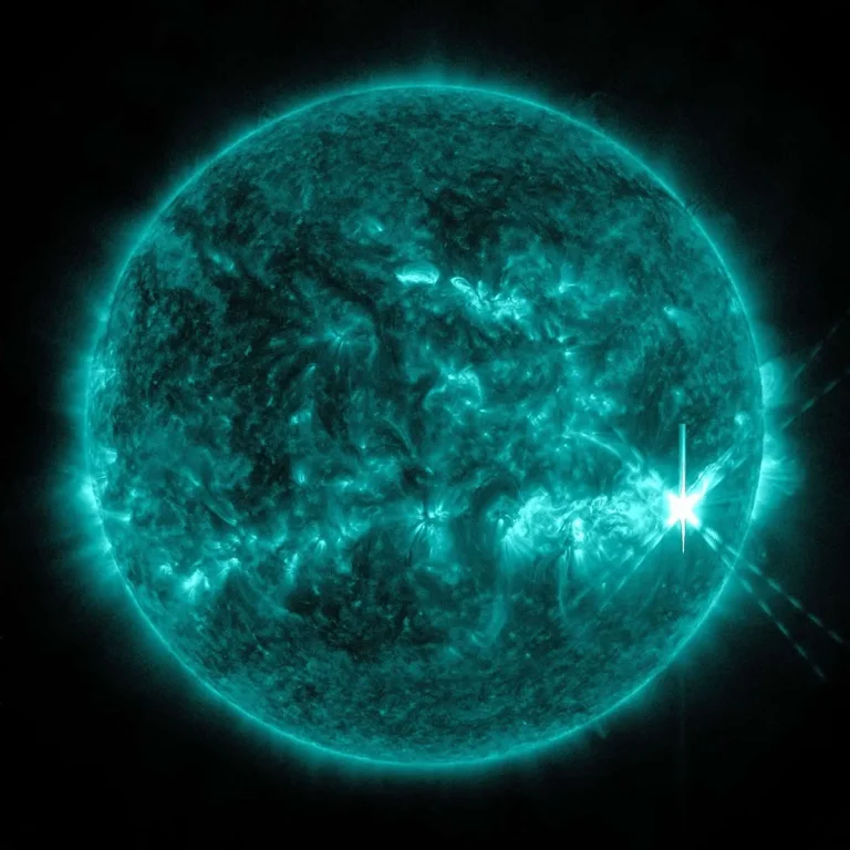 El Observatorio de Dinámica Solar de la NASA, SDO, captó esta imagen de una llamarada solar —visible como un destello brillante a la derecha— el 8 de diciembre de 2025. La imagen muestra luz ultravioleta extrema, que revela el material extremadamente caliente de la erupción, y ha sido coloreada en tonos turquesa.