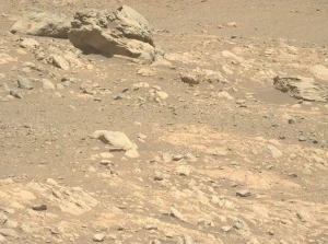El rover Mars Perseverance de la NASA capturó esta imagen de la roca de forma inusual llamada “Phippsaksla”, visible a lo lejos en la parte superior izquierda. Se sospecha que podría ser un meteorito debido a su alto contenido de hierro y níquel.
