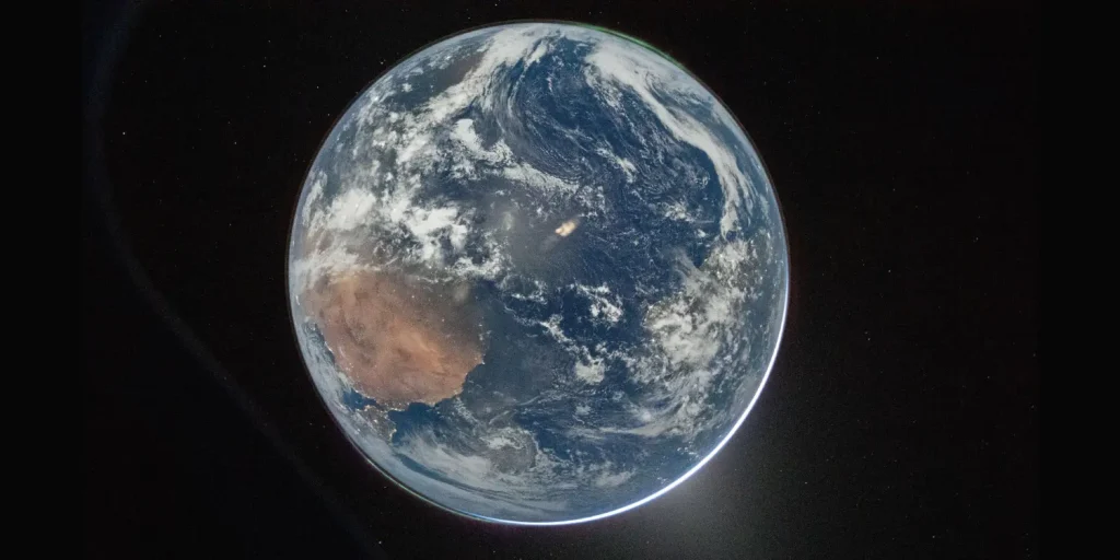 Una impresionante vista de la Tierra capturada por el astronauta de la NASA y comandante de Artemis II, Reid Wiseman, desde la ventana de la nave Orion. En la imagen se distinguen dos auroras (arriba a la derecha y abajo a la izquierda), mientras que la luz zodiacal (abajo a la derecha) se hace visible cuando la Tierra eclipsa al Sol.