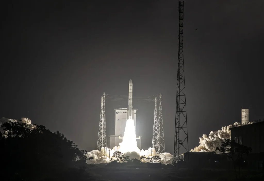 El cohete europeo Ariane 6 despega de nuevo en su configuración más potente con cuatro propulsores laterales, demostrando su capacidad para misiones de carga pesada en órbita. Credit: ESA-CNES-Arianespace-ArianeGroup/Optique Vidéo de CSG - S MARTIN