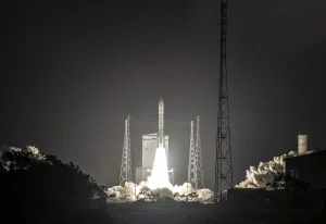 El cohete europeo Ariane 6 despega de nuevo en su configuración más potente con cuatro propulsores laterales, demostrando su capacidad para misiones de carga pesada en órbita. Credit: ESA-CNES-Arianespace-ArianeGroup/Optique Vidéo de CSG - S MARTIN