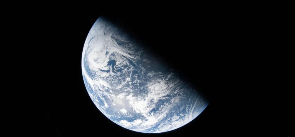 La nave Orión, con la tripulación de Artemis II, va rumbo a la Luna y todo va según lo planeado. Originalmente, los controladores de vuelo tenían planeado hacer una primera corrección de trayectoria, que sirve para asegurarse de que la nave siga exactamente la ruta correcta.