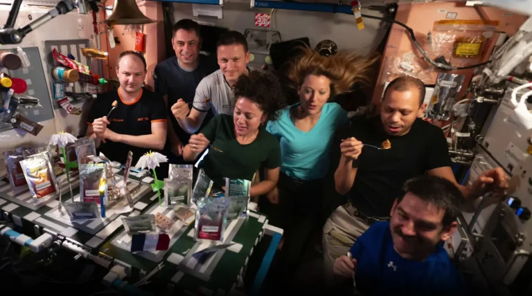 Cena de Sábado Noche a Bordo de la Estación Espacial