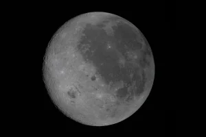En esta vista de la Luna completamente iluminada, el lado cercano (el hemisferio que vemos desde la Tierra) aparece a la derecha. Se reconoce por las manchas oscuras que cubren su superficie, que son antiguos flujos de lava de una época temprana en la historia lunar, cuando el satélite tenía actividad volcánica. El gran cráter situado al oeste de estas llanuras de lava es la cuenca Orientale, un enorme cráter de casi 965 km de diámetro que se extiende entre el lado cercano y el lado oculto de la Luna. Desde la Tierra no podemos ver su mitad izquierda, pero en esta imagen se observa completo. Todo lo que aparece a la izquierda del cráter corresponde al lado oculto, el hemisferio que no podemos ver desde la Tierra, ya que la Luna gira sobre su eje a la misma velocidad a la que orbita nuestro planeta. Credit: NASA