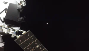 Esta foto muestra la nave espacial Orión con la Luna al fondo, captada por una cámara ubicada en la punta de uno de sus paneles solares.