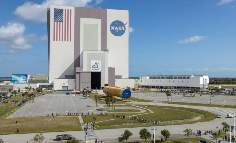 El núcleo del cohete SLS destinado a la misión Artemis III ya se encuentra en las instalaciones del Centro Espacial Kennedy de la NASA. Credit: NASA/Glenn Benson
