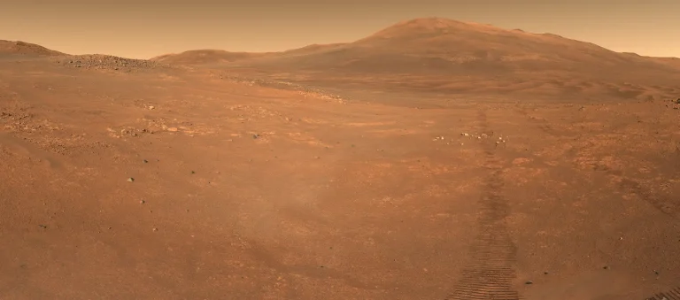 El rover Perseverance de la NASA capturó esta panorámica de 360 grados de una región apodada ‘Crocodile Bridge’, situada en el borde del cráter Jezero. Esta zona contiene algunas de las rocas más antiguas de todo el sistema solar