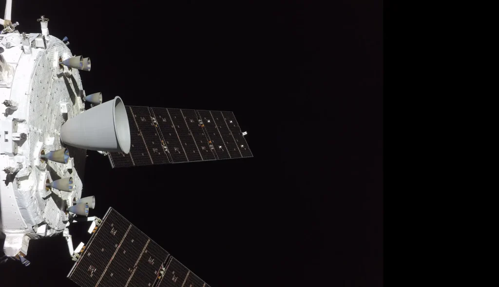 En esta impresionante imagen se pueden ver claramente los motores del módulo de servicio de Orión. La foto fue tomada desde una cámara instalada en uno de los paneles solares de la nave. El motor más grande corresponde al sistema de maniobra orbital, rodeado por ocho pequeños propulsores auxiliares, listos para ajustar con precisión la trayectoria de la nave en su regreso a la Tierra. Credit: NASA