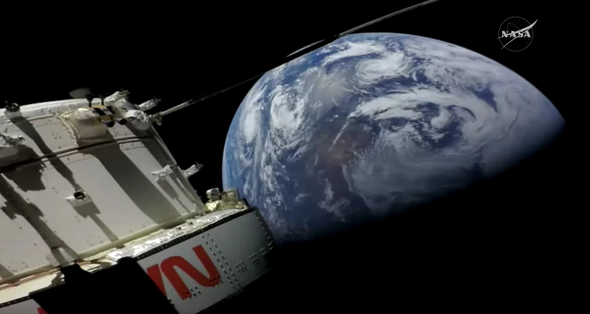 La Tierra ya se ve cada vez más cerca desde las cámaras instaladas en los paneles solares de la nace Orión.