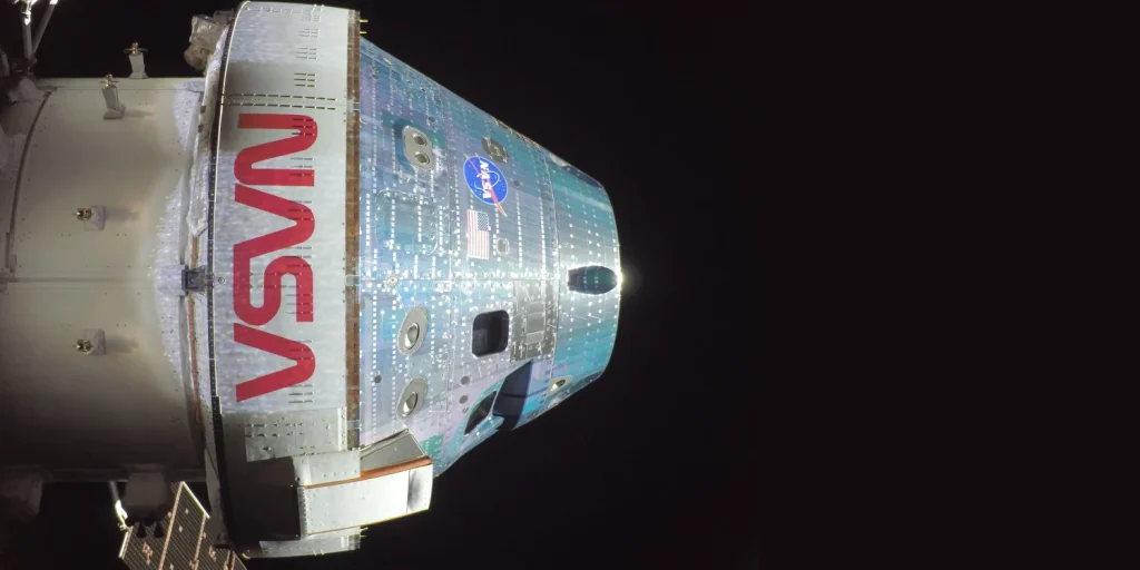 Imagen de la nave Orión captada desde una cámara instalada en uno de los paneles solar de la nave.