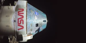 Imagen de la nave Orión captada desde una cámara instalada en uno de los paneles solar de la nave.
