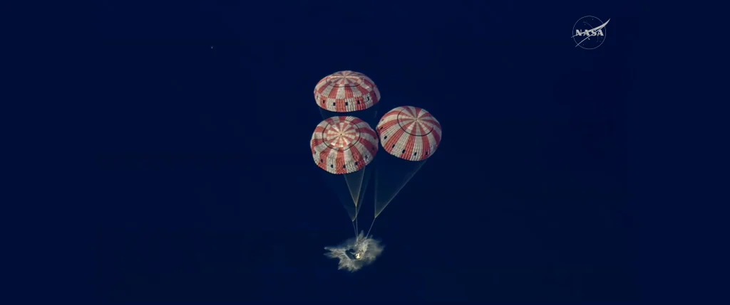 La tripulación de la misión Artemis II de la NASA, a bordo de la nave espacial Orión ha regresado con éxito a la Tierra tras realizar un amerizaje asistido por paracaídas en el océano Pacífico, frente a la costa de San Diego, a las 00:07 GMT.