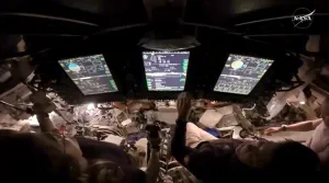 La astronauta de la NASA Christina Koch, a la izquierda, toma el control de la nave Orión durante una prueba de pilotaje manual en el cuarto día de vuelo de la misión Artemis II. A su derecha están el astronauta de la CSA (Agencia Espacial Canadiense) Jeremy Hansen y el astronauta de la NASA Victor Glover. Credit: NASA