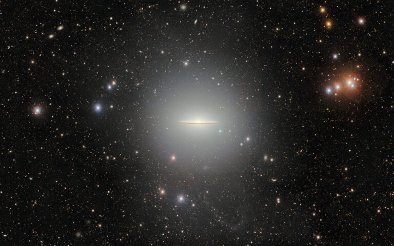 Messier 104, también conocida como la Galaxia del Sombrero, es un objetivo muy popular tanto para la observación amateur como para la investigación astronómica. Su característico halo extendido, junto con una tenue corriente estelar, fueron capturados con exquisito detalle en esta imagen tomada por la Cámara de Energía Oscura, fabricada por el Departamento de Energía de Estados Unidos e instalada en el Telescopio Víctor M. Blanco de 4 metros de la Fundación Nacional de Ciencias de EE. UU. (NSF), ubicado en el Observatorio Interamericano Cerro Tololo, en Chile.