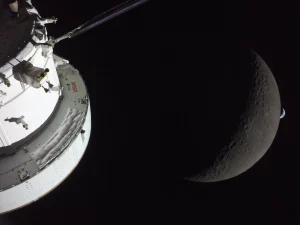 La nave espacial Orión fue capturada en un impresionante momento de alineación celestial: una Luna creciente en primer plano y una Tierra también en fase creciente, más pequeña, a lo lejos, a punto de ocultarse tras el horizonte lunar.