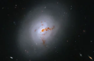 La NASA ha publicado una espectacular imagen del telescopio espacial Hubble de la galaxia NGC 7722, un raro ejemplo de galaxia lenticular en transición entre galaxias espirales y elípticas.