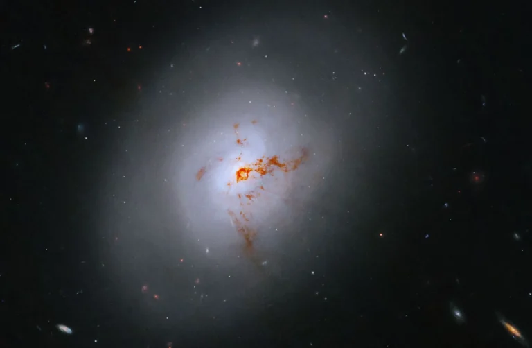 La NASA ha publicado una espectacular imagen del telescopio espacial Hubble de la galaxia NGC 7722, un raro ejemplo de galaxia lenticular en transición entre galaxias espirales y elípticas.