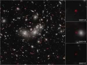 Imagen captada por la cámara NIRCam del telescopio espacial James Webb de la NASA donde se muestra el objeto Abell2744-QSO1, perteneciente a la categoría “Little Red Dots”, misteriosos objetos extremadamente compactos y brillantes detectados en el universo temprano. La imagen fue ampliada y replicada tres veces por el efecto de lente gravitacional del cúmulo de galaxias Abell 2744, también conocido como el Cúmulo de Pandora.