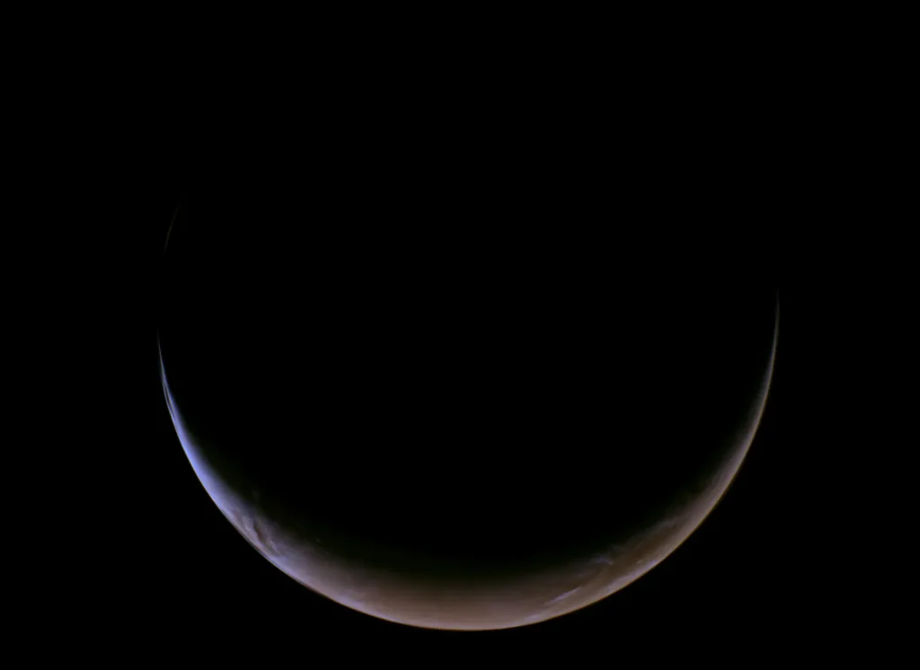 Esta vista de Marte en forma de creciente fue captada el 15 de mayo de 2026 por la misión Psyche de la NASA mientras se acercaba al planeta para realizar una asistencia gravitatoria. Credit: NASA/JPL-Caltech/ASU