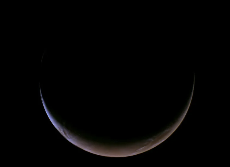 Esta vista de Marte en forma de creciente fue captada el 15 de mayo de 2026 por la misión Psyche de la NASA mientras se acercaba al planeta para realizar una asistencia gravitatoria. Credit: NASA/JPL-Caltech/ASU