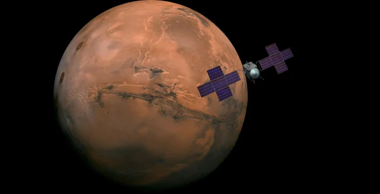 La misión NASA Psyche realizará el 15 de mayo de 2026 una maniobra de asistencia gravitatoria al pasar a solo 4.500 kilómetros de Marte. Este sobrevuelo permitirá ahorrar combustible, ajustar su trayectoria y calibrar instrumentos científicos antes de llegar en 2029 al asteroide metálico 16 Psyche. Credit: NASA