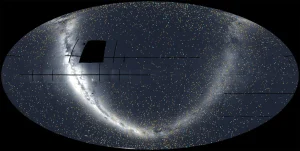 Vista panorámica del cielo completo elaborada a partir de 96 sectores observados por el satélite TESS. Hasta septiembre de 2025, cuando se obtuvo la última imagen que compone este mosaico, la misión había identificado 679 exoplanetas confirmados (marcados en azul) y 5.165 candidatos (en naranja). La brillante franja que cruza el centro de la imagen corresponde al plano de la Vía Láctea, mientras que la Gran Nube de Magallanes aparece en el borde inferior, ligeramente a la izquierda del centro. Las zonas negras dentro del óvalo representan regiones del firmamento que TESS aún no ha observado. Credit: NASA/MIT/TESS y Veselin Kostov