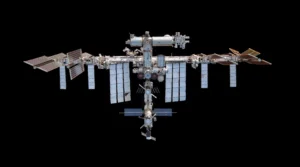 La NASA confirmó que cinco astronautas de la Estación Espacial Internacional (ISS) se refugiaron temporalmente en una cápsula SpaceX Dragon mientras cosmonautas rusos intentaban reparar una fuga de aire en el módulo Zvezda. Aunque la situación fue controlada y no hubo peligro inmediato para la tripulación, el incidente reaviva las preocupaciones sobre el envejecimiento de la estación orbital.