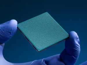 Lo suficientemente pequeño como para caber en la palma de una mano, el procesador High Performance Spaceflight Computing (HPSC) de la NASA integra la potencia de un sistema completo en un solo chip. Diseñado para soportar las extremas condiciones del espacio profundo, representa un enorme salto en capacidad de procesamiento respecto a los ordenadores utilizados actualmente en las naves espaciales.